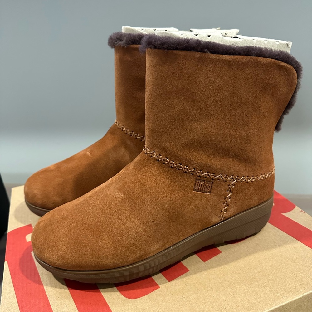 Fitflop women’s short mukluk shorty boots in chestnut color - size 10
